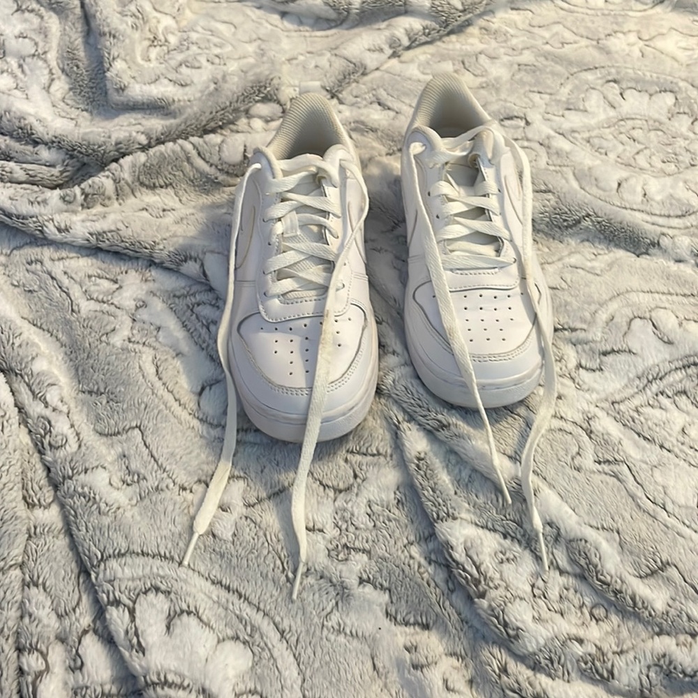 White tennis shoes
